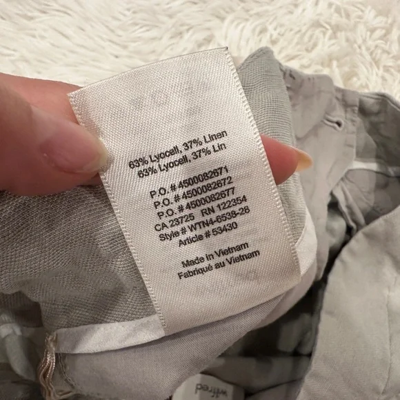 Aritzia Wilfred linen paper bag shorts| size 2 - Picture 4 of 4